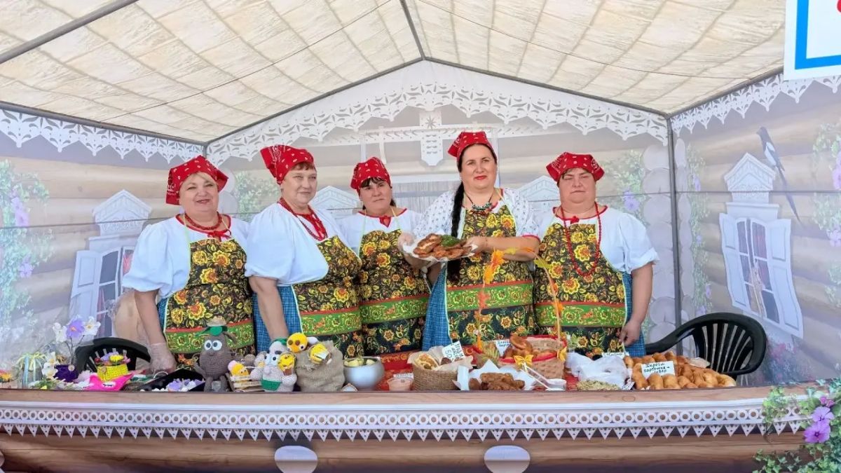 В Кормиловке приготовили больше двух тысяч пирожков и установили рекорд России В Кормиловке приготовили больше двух тысяч пирожков и установили рекорд России