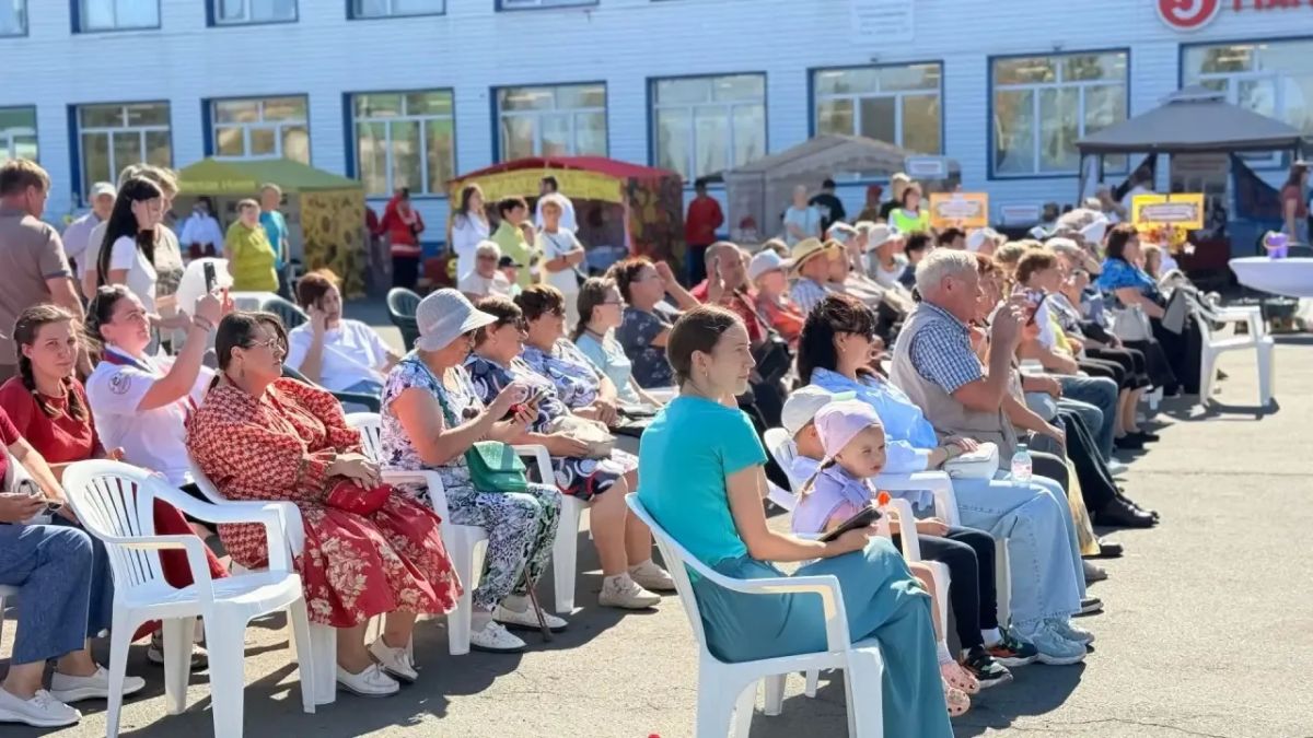 В Кормиловке приготовили больше двух тысяч пирожков и установили рекорд России В Кормиловке приготовили больше двух тысяч пирожков и установили рекорд России