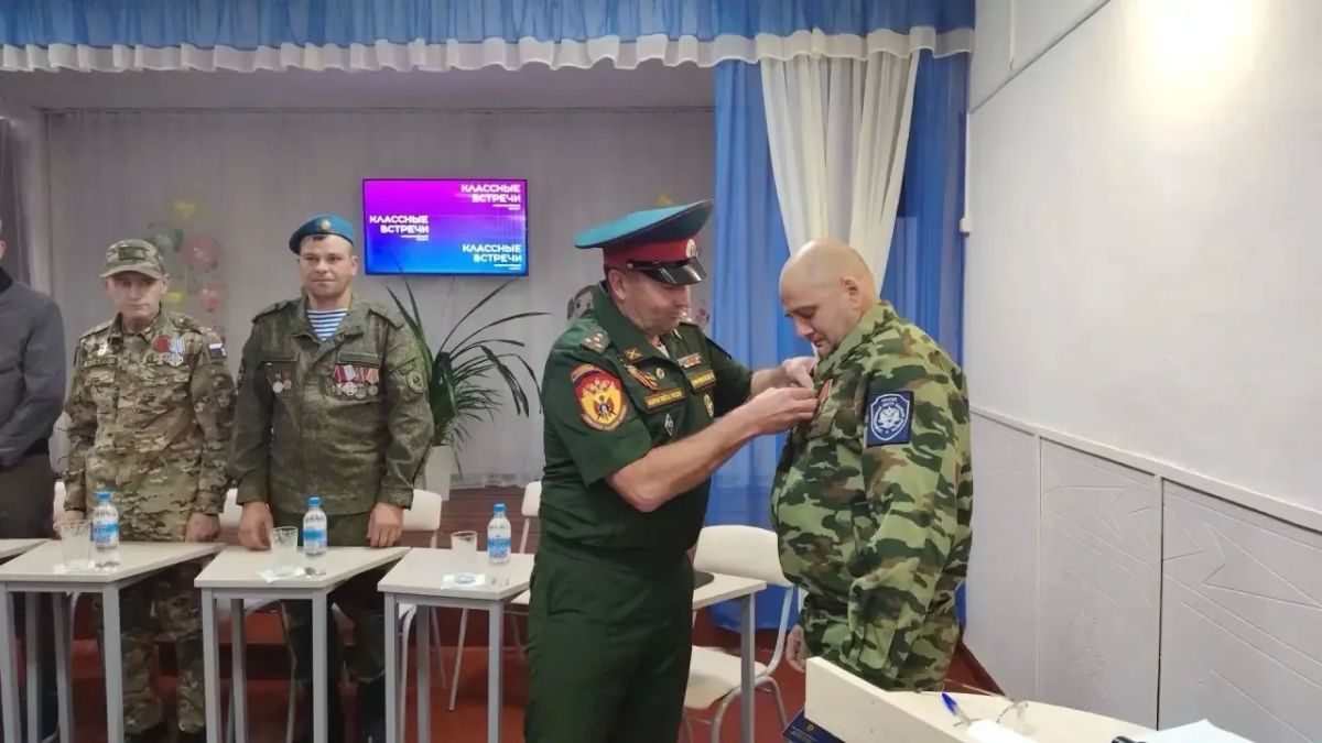 Сегодня в Элитовской средней общеобразовательной школе Москаленского района состоялась встреча школьников с ветеранами специальной военной операции Сегодня в Элитовской средней общеобразовательной школе Москаленского района состоялась встреча школьников с ветеранами специальной военной операции