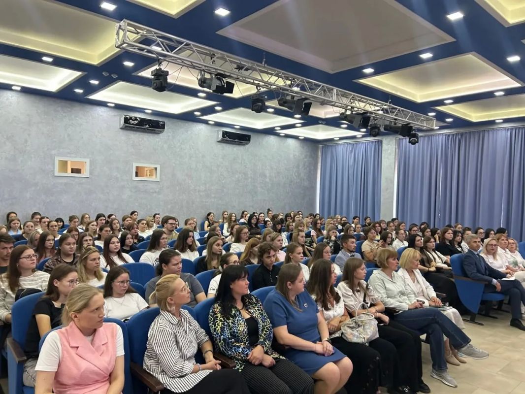 Депутат Госдумы (Единая Россия) Игорь Антропенко встретился с коллективом и студентами Омского педагогического колледжа № 1. Здесь готовят специалистов по дошкольному образованию, преподаванию в начальных классах, физической... Депутат Госдумы (Единая Россия) Игорь Антропенко встретился с коллективом и студентами Омского педагогического колледжа № 1. Здесь готовят специалистов по дошкольному образованию, преподаванию в начальных классах, физической...