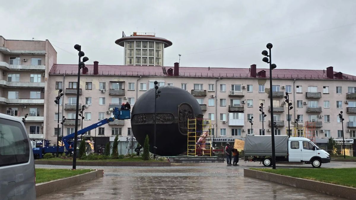 На площади Бухгольца идут последние приготовления к открытию знакового для Омска объекта - шара "Держава" На площади Бухгольца идут последние приготовления к открытию знакового для Омска объекта - шара "Держава"