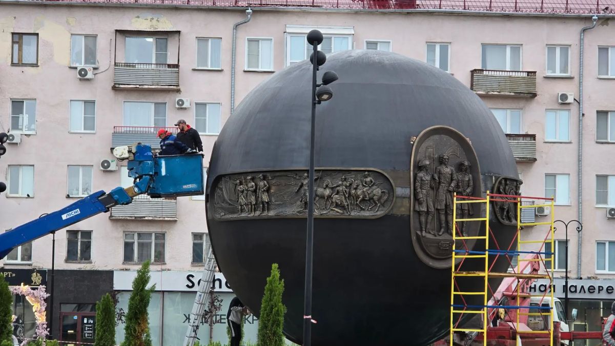 На площади Бухгольца идут последние приготовления к открытию знакового для Омска объекта - шара "Держава" На площади Бухгольца идут последние приготовления к открытию знакового для Омска объекта - шара "Держава"
