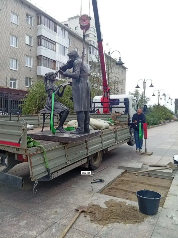 На Чокана Валиханова устанавливают скульптуру "Музыка" На Чокана Валиханова устанавливают скульптуру "Музыка"