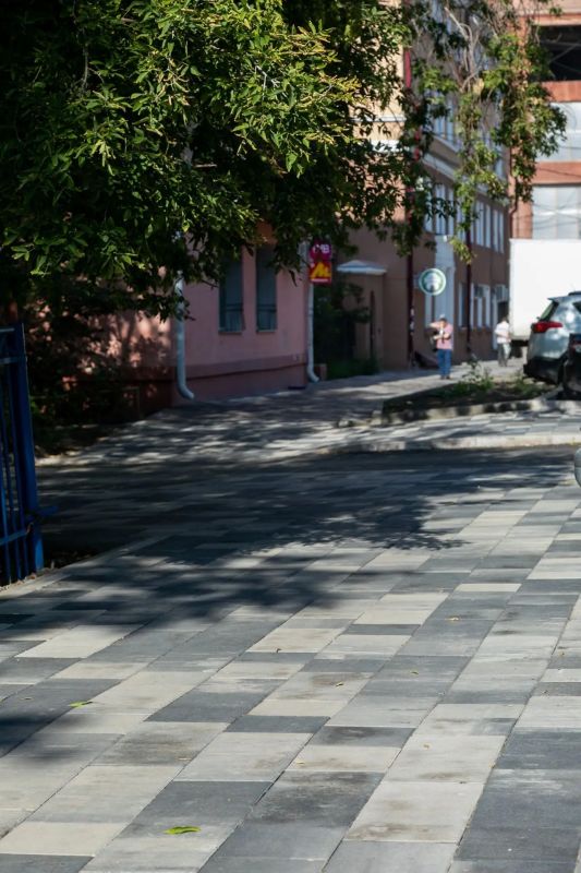 Чисто и ухоженно. Благоустройство территории, прилегающей к новому зданию, обычно меняет окружающую среду в лучшую сторону Чисто и ухоженно. Благоустройство территории, прилегающей к новому зданию, обычно меняет окружающую среду в лучшую сторону