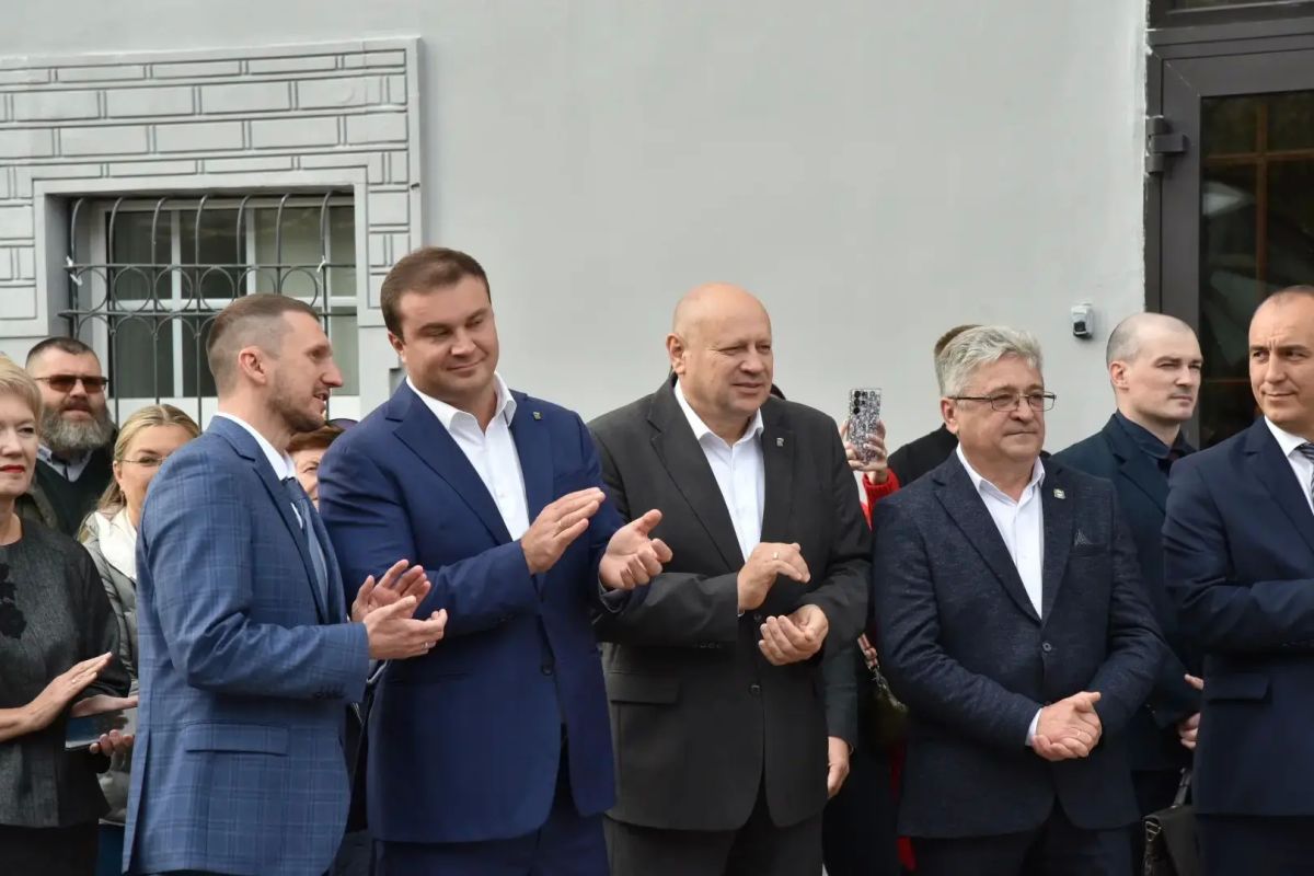 Губернатор Виталий Хоценко и мэр Сергей Шелест открыли новый арт-объект города - скульптура "Музыка" установлена на улице Чокана Валиханова в честь присвоения Омску статуса "Культурная столица России - 2026" Губернатор Виталий Хоценко и мэр Сергей Шелест открыли новый арт-объект города - скульптура "Музыка" установлена на улице Чокана Валиханова в честь присвоения Омску статуса "Культурная столица России - 2026"
