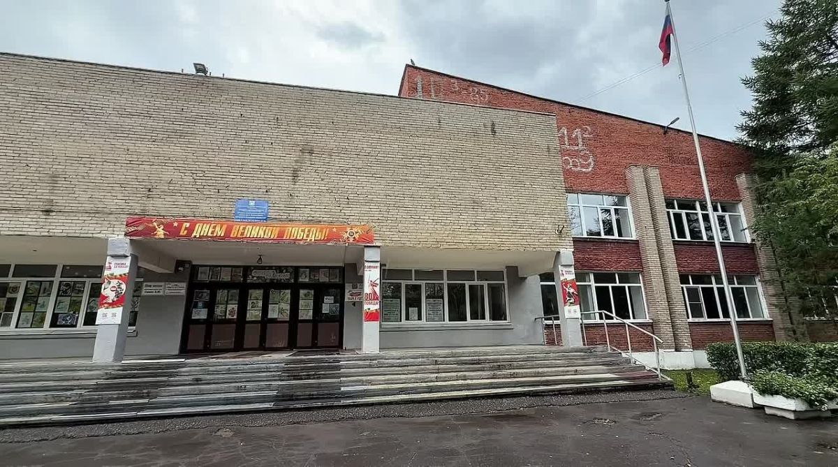Герой России, сенатор РФ Дмитрий Перминов на избирательном участке пообщался с бойцами СВО