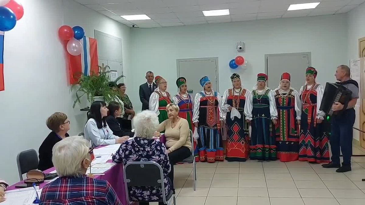 На избирательных участках Большереченского района начались выездные мини-концерты