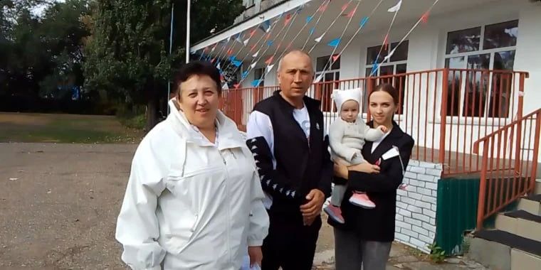 Голосование семьями, в национальных костюмах и под музыку: как проходят выборы в районах Омской области Голосование семьями, в национальных костюмах и под музыку: как проходят выборы в районах Омской области