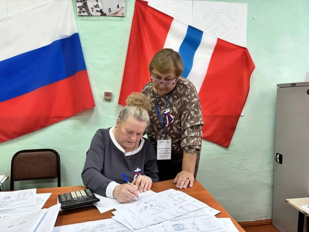 Утро начинается с шарлотки: на избирательном участке № 659 в Знаменском районе посетителей встречают ароматной выпечкой Утро начинается с шарлотки: на избирательном участке № 659 в Знаменском районе посетителей встречают ароматной выпечкой