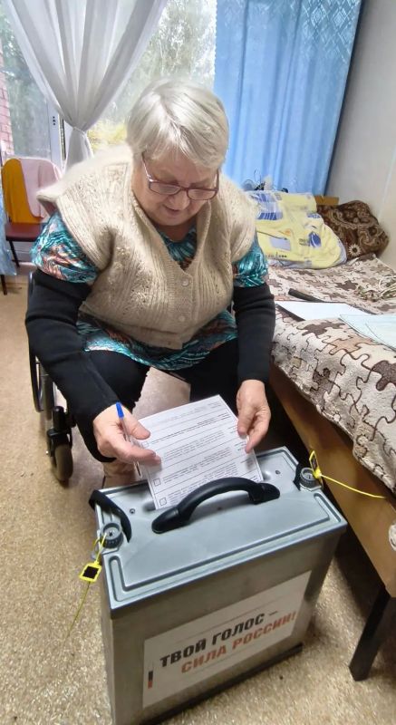 Избирательные комиссии помогают голосовать маломобильным омичам Избирательные комиссии помогают голосовать маломобильным омичам