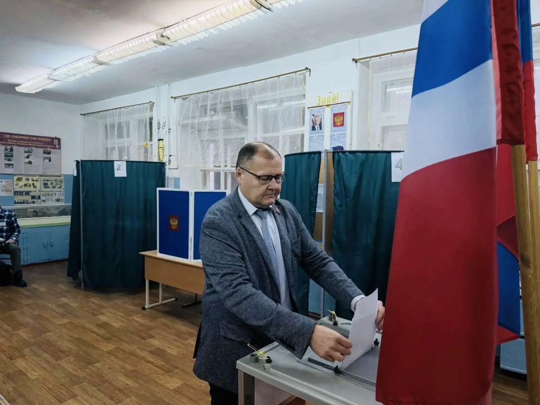 В Омской области продолжается голосование на выборах депутатов Госдумы и Законодательного Собрания В Омской области продолжается голосование на выборах депутатов Госдумы и Законодательного Собрания
