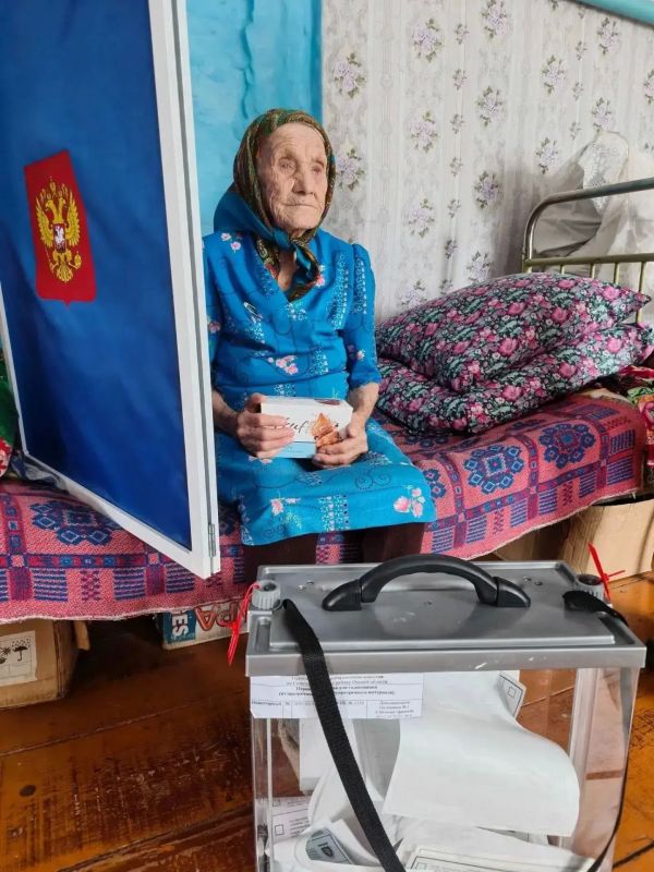 Пример гражданской активности показали старейшие жители Седельниковского района 101-летняя Шаркова Мария Семёновна и 90-летний Дорожкин Иван Митрофанович Пример гражданской активности показали старейшие жители Седельниковского района 101-летняя Шаркова Мария Семёновна и 90-летний Дорожкин Иван Митрофанович