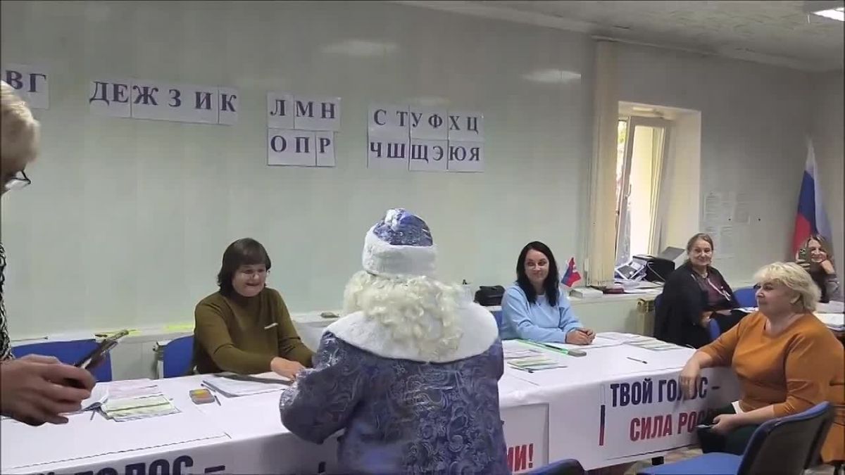 В Кормиловском районе Омской области на выборы пришел Дед Мороз
