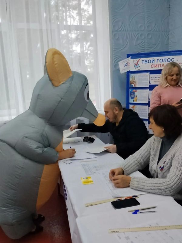 С песнями, танцами и хорошим настроением приходят омичи на избирательные участки С песнями, танцами и хорошим настроением приходят омичи на избирательные участки