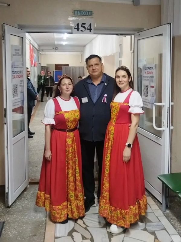 С песнями, танцами и хорошим настроением приходят омичи на избирательные участки С песнями, танцами и хорошим настроением приходят омичи на избирательные участки