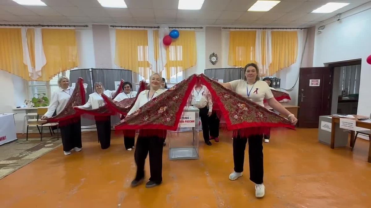 В Черлаке третий день голосования начался с песен и народных нарядов Члены участковой комиссии №1843 вышли встречать избирателей в ярких народных образах, а в качестве музыкального сопровождения выбрали песню «Матушка-земля»