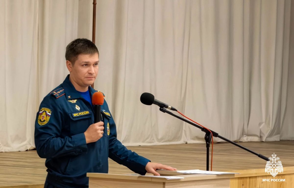 Родительское собрание в одной из омских школ провел сотрудник МЧС России Родительское собрание в одной из омских школ провел сотрудник МЧС России
