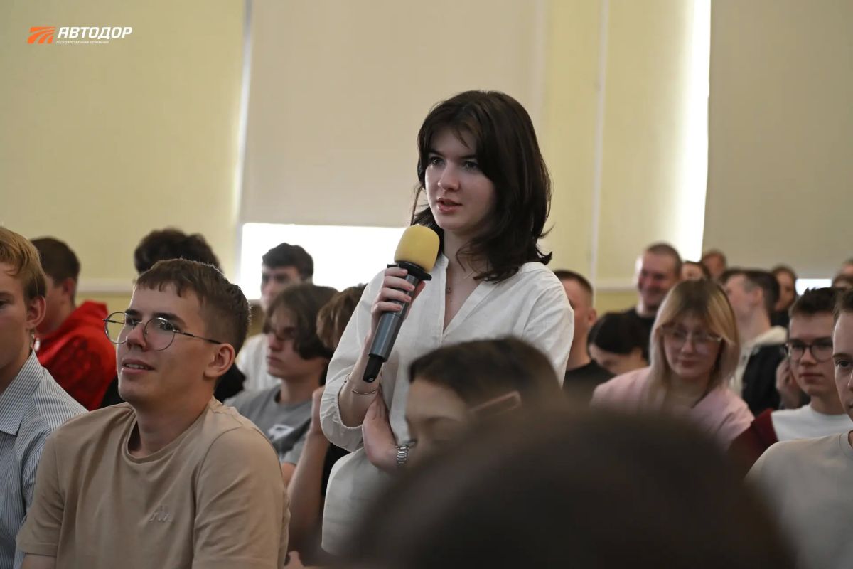 Глава Автодора Вячеслав Петушенко посетил СибАДИ и провел открытую лекцию для студентов Глава Автодора Вячеслав Петушенко посетил СибАДИ и провел открытую лекцию для студентов