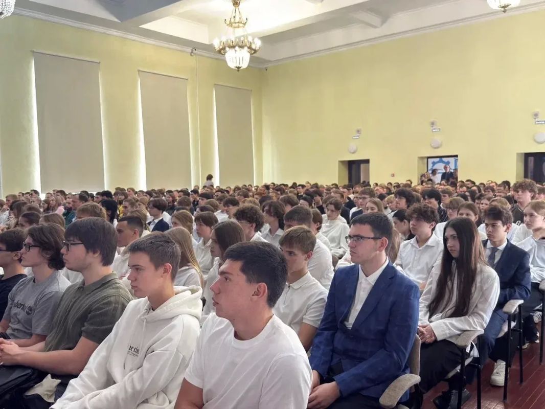 Виталий Хоценко: Сегодня в Омске руководитель «Автодора» Вячеслав Петрович Петушенко провел открытую лекцию о развитии современной дорожной инфраструктуры и крупных проектах для студентов нашего СибАДИ и учащихся дорожных... Виталий Хоценко: Сегодня в Омске руководитель «Автодора» Вячеслав Петрович Петушенко провел открытую лекцию о развитии современной дорожной инфраструктуры и крупных проектах для студентов нашего СибАДИ и учащихся дорожных...
