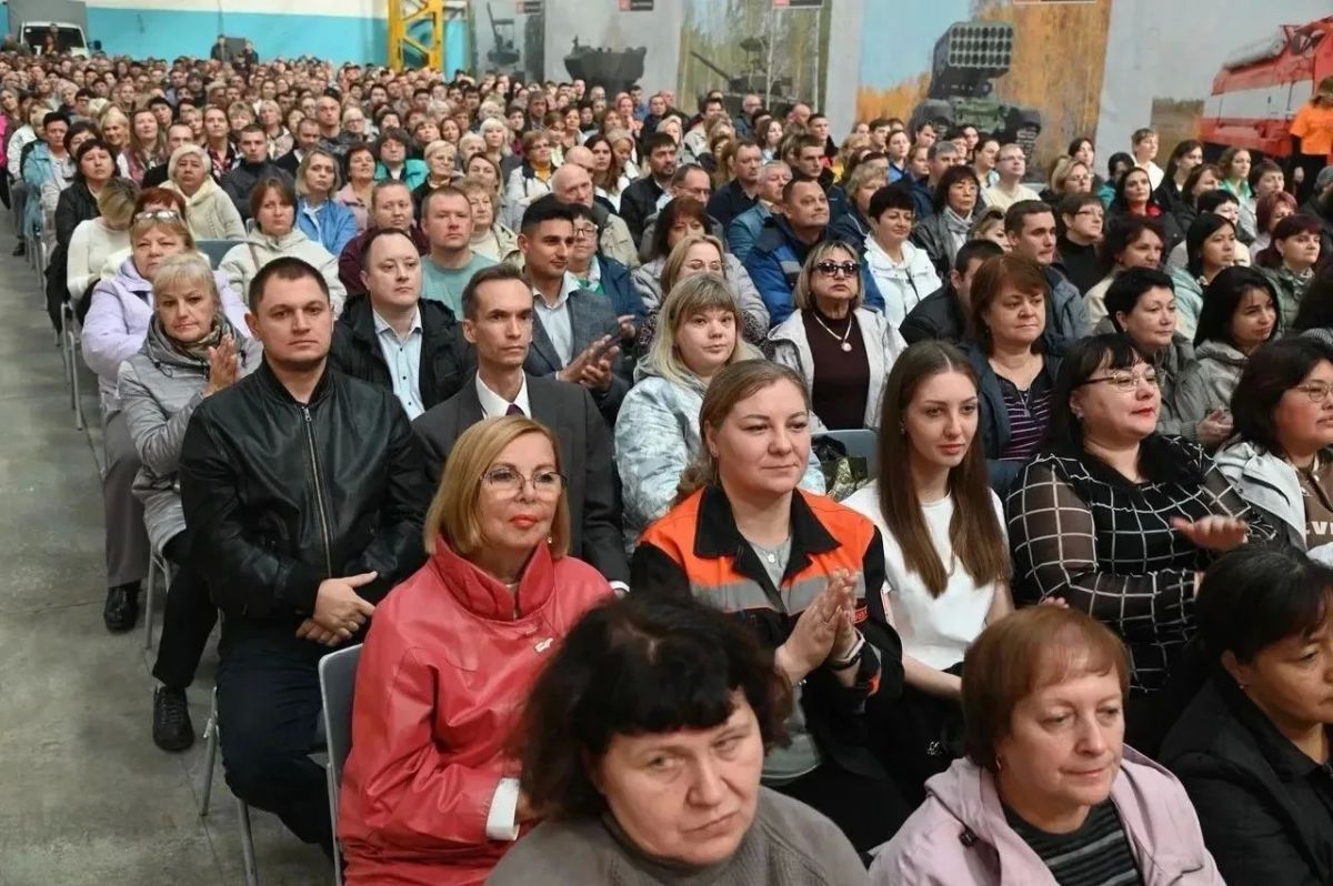 Виталий Хоценко наградил лучших омских машиностроителей Виталий Хоценко наградил лучших омских машиностроителей