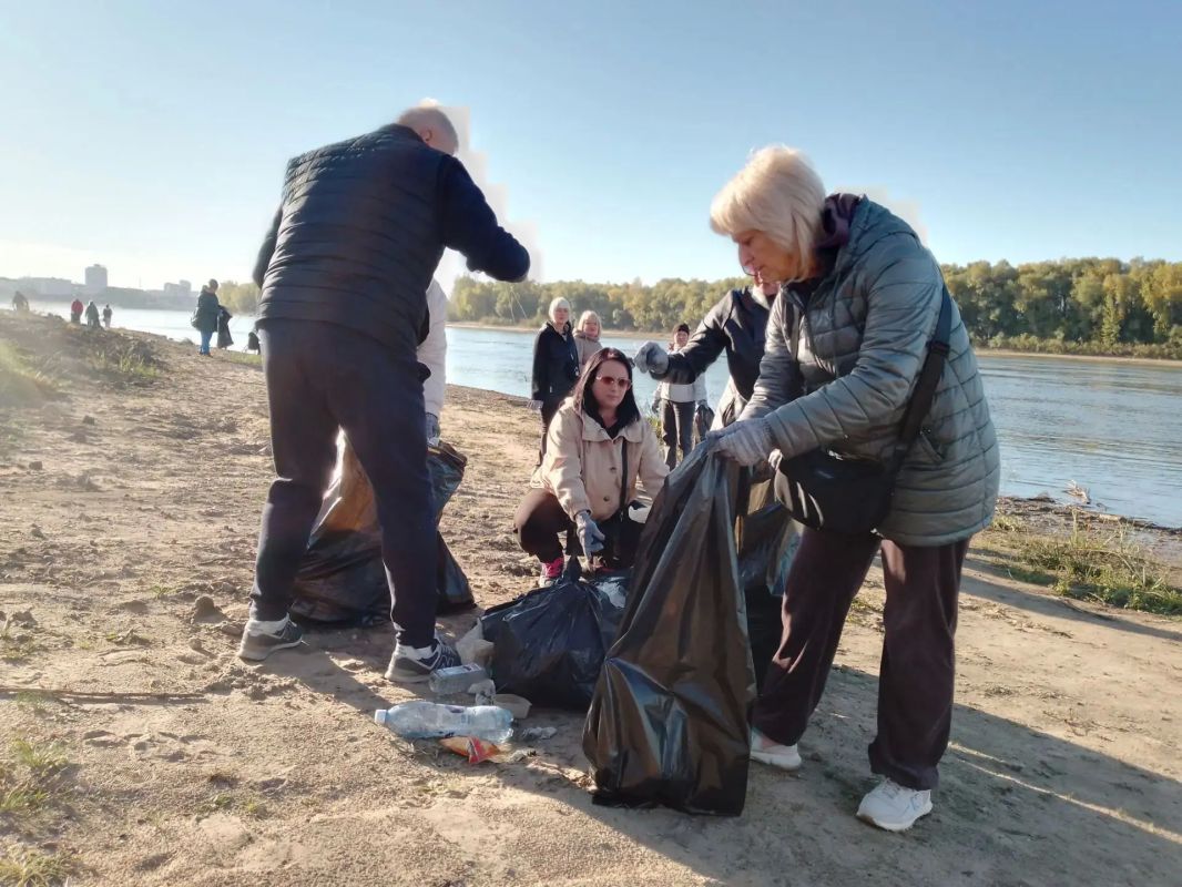 Сотрудники городского УДХБ вышли на общегородской субботник Сотрудники городского УДХБ вышли на общегородской субботник