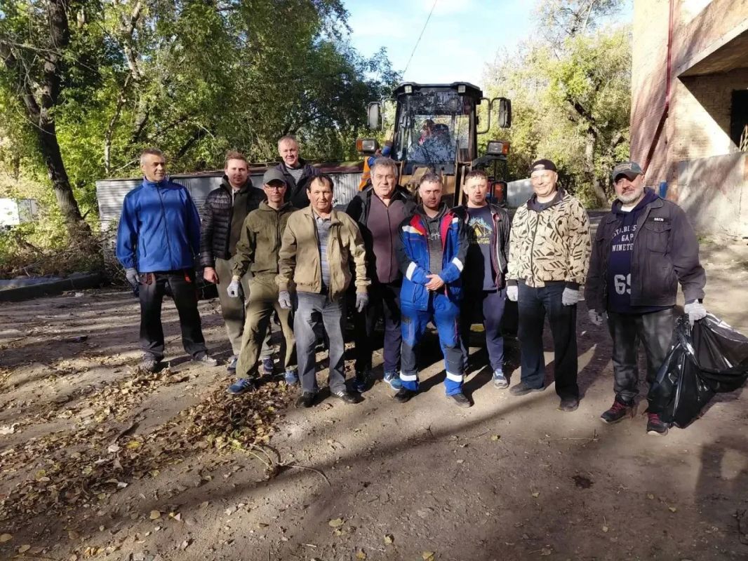 Сотрудники городского УДХБ вышли на общегородской субботник Сотрудники городского УДХБ вышли на общегородской субботник