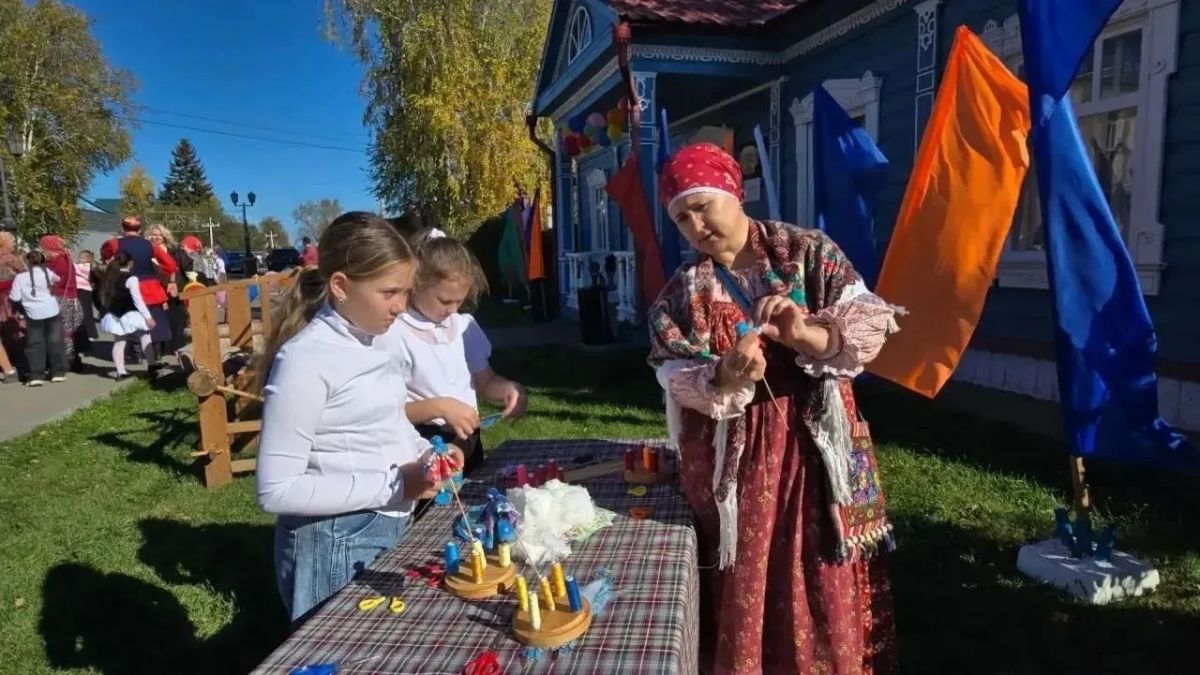 Виталий Хоценко: в Большеречье открылся детский культурный центр «Страна мастеров» Виталий Хоценко: в Большеречье открылся детский культурный центр «Страна мастеров»