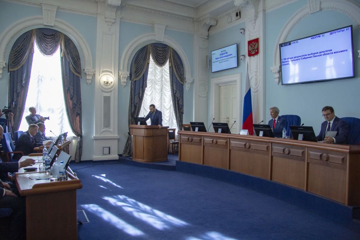 Далее, в соответствии с Регламентом Законодательного Собрания, слово было предоставлено старейшему депутату нового созыва Мурату Адырбаеву, который, отметив, что заседание правомочно, кворум имеется, объявил первое заседание...