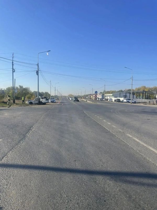 Госавтоинспекторы устанавливают обстоятельства дорожно-транспортного происшествия, в результате которого погиб водитель Госавтоинспекторы устанавливают обстоятельства дорожно-транспортного происшествия, в результате которого погиб водитель