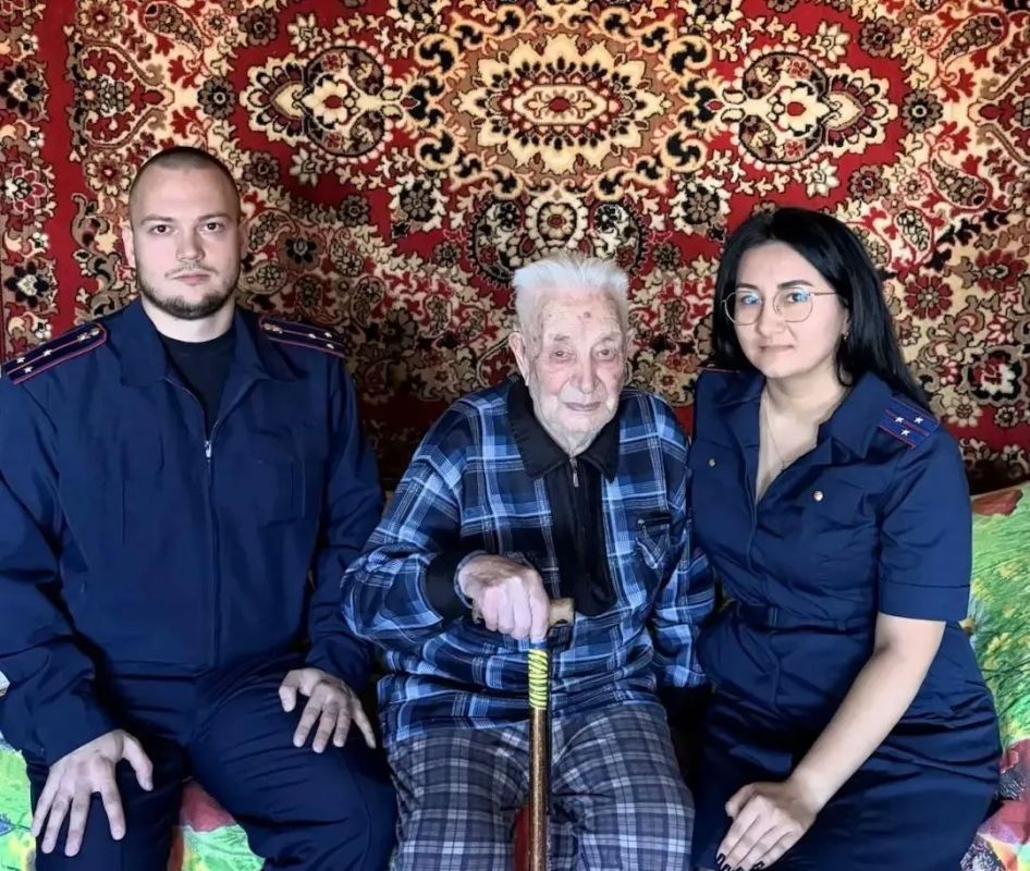 Сотрудники следственного управления поздравили с праздником пожилых людей Сотрудники следственного управления поздравили с праздником пожилых людей