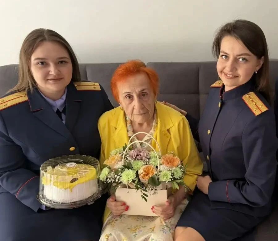 Сотрудники следственного управления поздравили с праздником пожилых людей