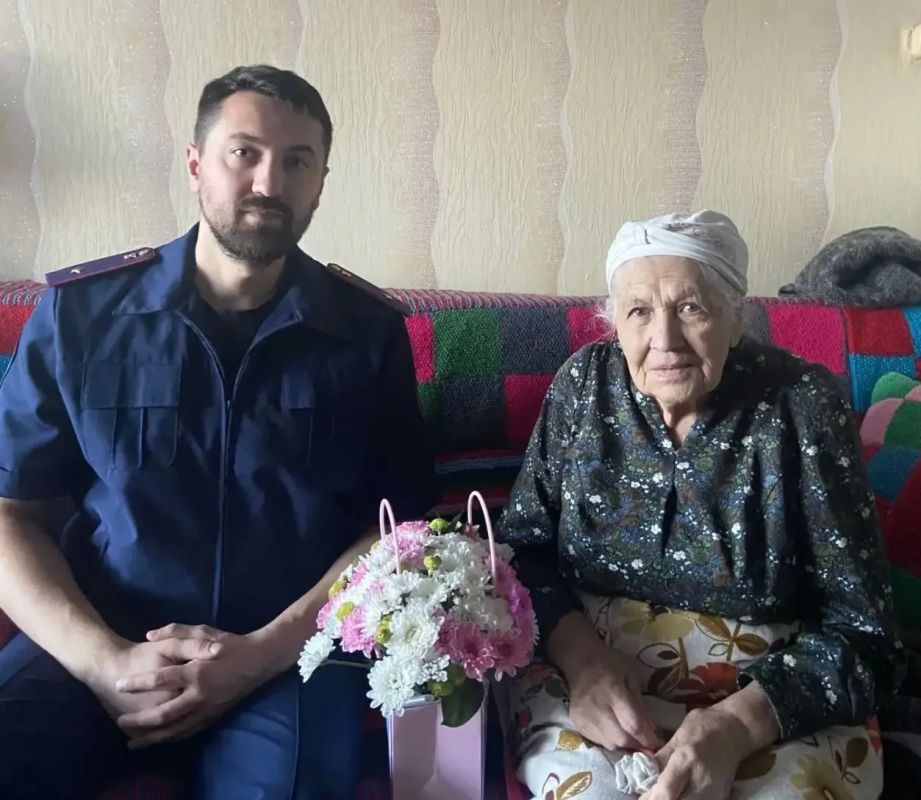 Сотрудники следственного управления поздравили с праздником пожилых людей Сотрудники следственного управления поздравили с праздником пожилых людей