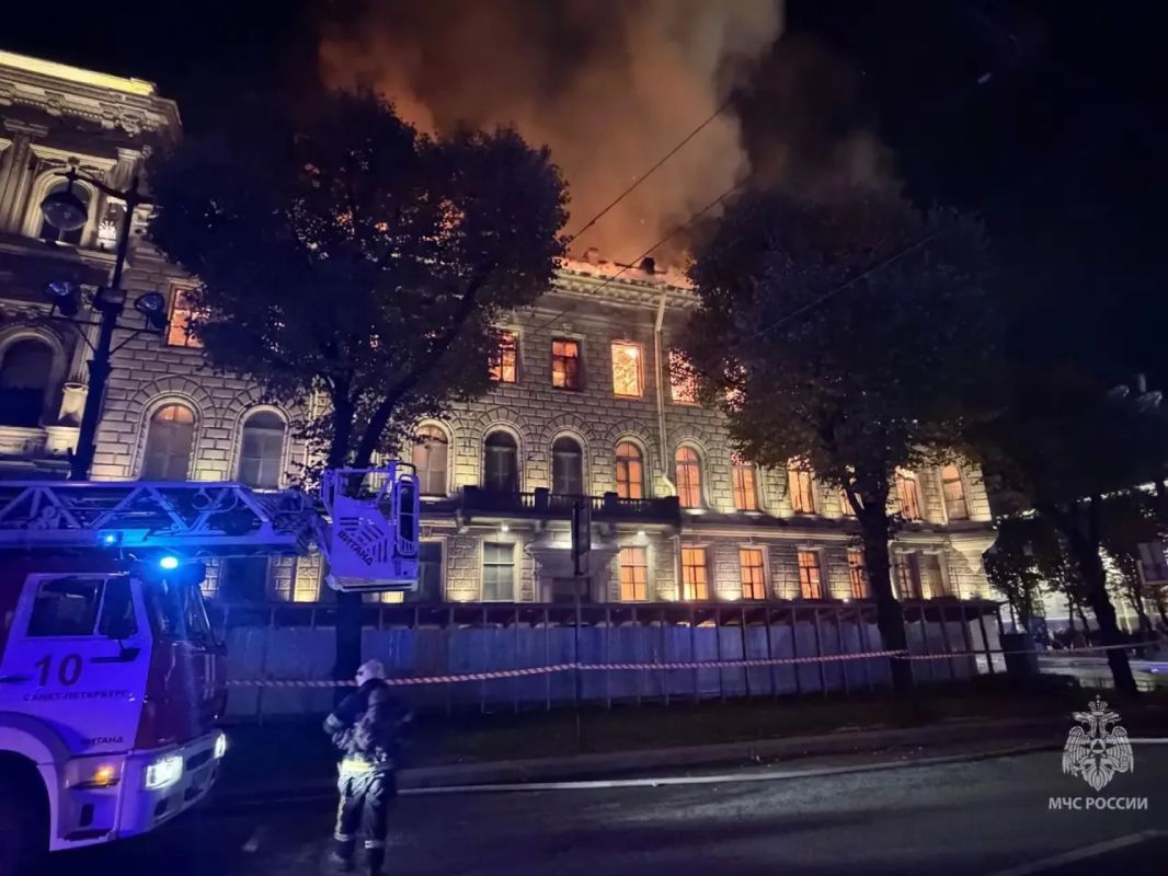 Ночью напротив Исаакиевского собора в Петербурге горел особняк Ночью напротив Исаакиевского собора в Петербурге горел особняк