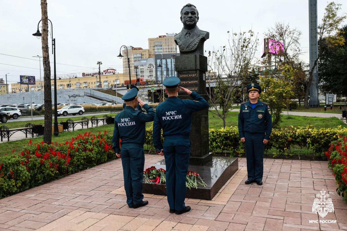 В Омске почтили память генерала армии Алтунина в преддверии Дня гражданской обороны В Омске почтили память генерала армии Алтунина в преддверии Дня гражданской обороны