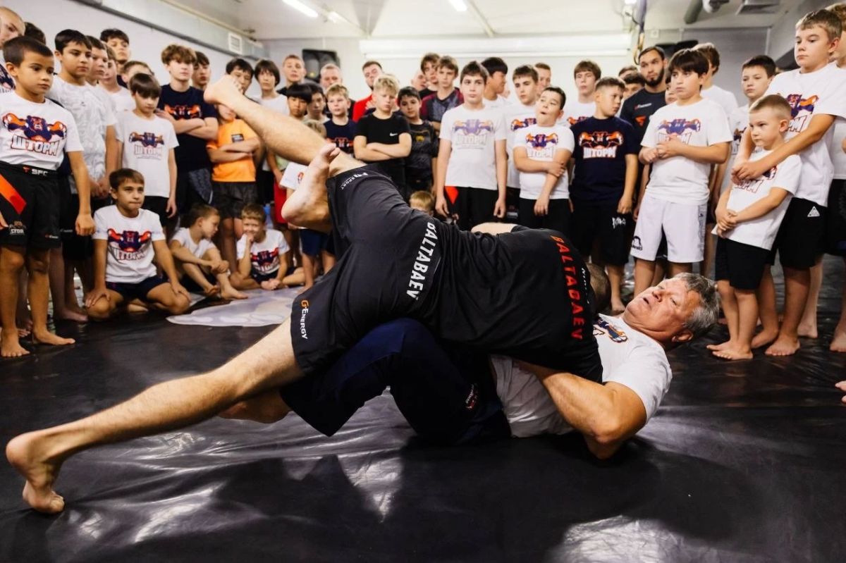 Первый чемпион UFC из России Олег Тактаров провел мастер-класс для воспитанников школы единоборств «ШТОРМ» Александра Шлеменко Первый чемпион UFC из России Олег Тактаров провел мастер-класс для воспитанников школы единоборств «ШТОРМ» Александра Шлеменко