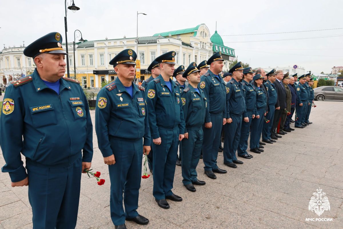 В Омске почтили память генерала армии Алтунина в преддверии Дня гражданской обороны В Омске почтили память генерала армии Алтунина в преддверии Дня гражданской обороны