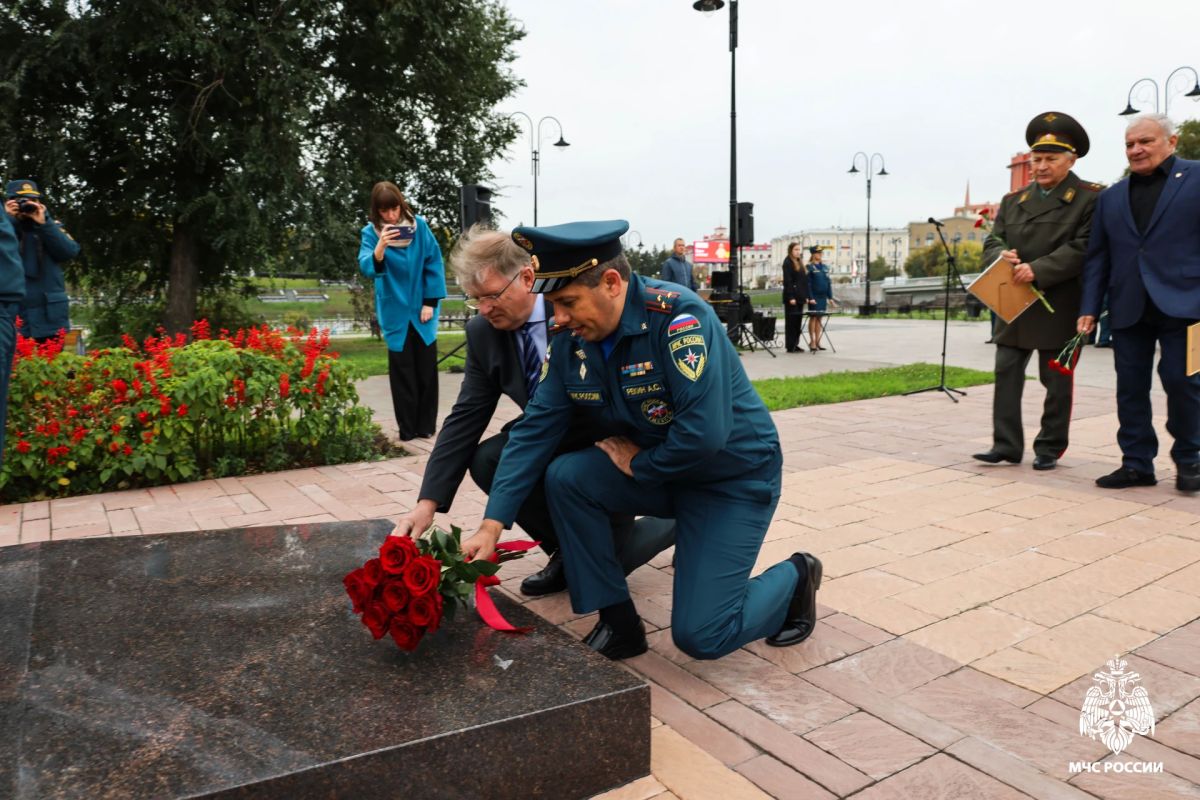 В Омске почтили память генерала армии Алтунина в преддверии Дня гражданской обороны В Омске почтили память генерала армии Алтунина в преддверии Дня гражданской обороны