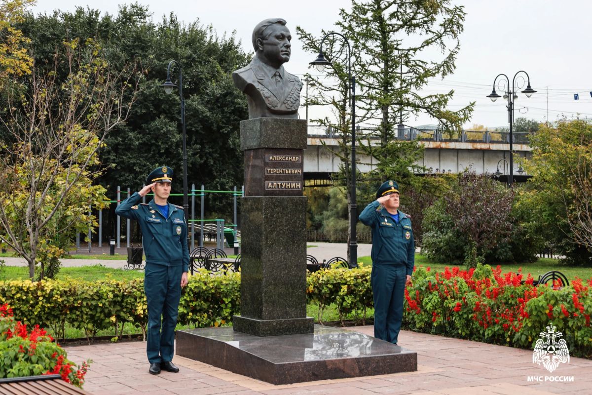 В Омске почтили память генерала армии Алтунина в преддверии Дня гражданской обороны В Омске почтили память генерала армии Алтунина в преддверии Дня гражданской обороны