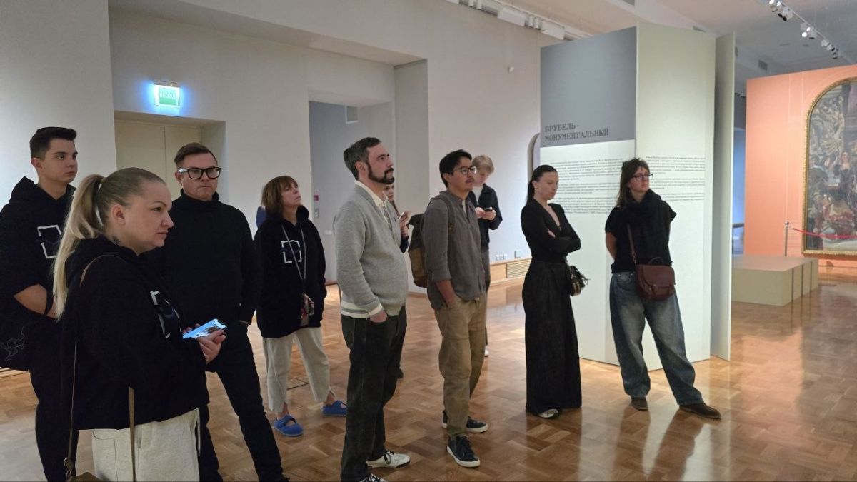 Вместе с коллегами из Центра "Эрмитаж-Сибирь" провели для наших дорогих гостей, приехавших на Международный фестиваль визуальных искусств "Порт_Арт", экскурсию по выставке "Михаил Врубель Вместе с коллегами из Центра "Эрмитаж-Сибирь" провели для наших дорогих гостей, приехавших на Международный фестиваль визуальных искусств "Порт_Арт", экскурсию по выставке "Михаил Врубель