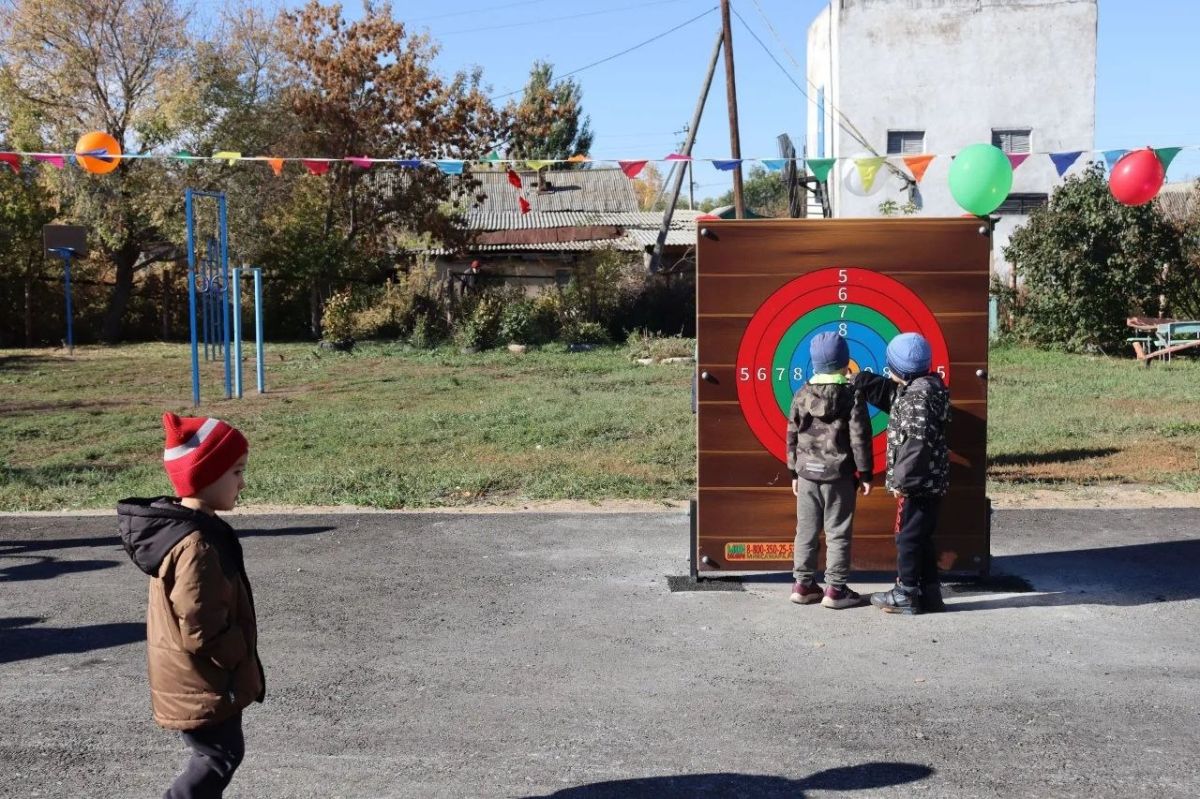 В Русско-Полянском районе на одну современную детскую спортплощадку стало больше! В Русско-Полянском районе на одну современную детскую спортплощадку стало больше!