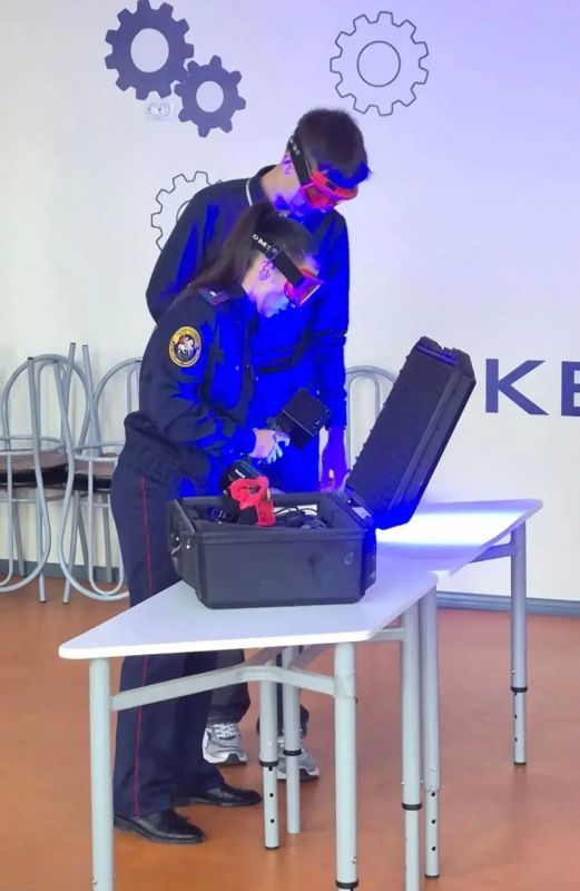 Сотрудники следственного управления провели профориентационную встречу со школьниками Сотрудники следственного управления провели профориентационную встречу со школьниками