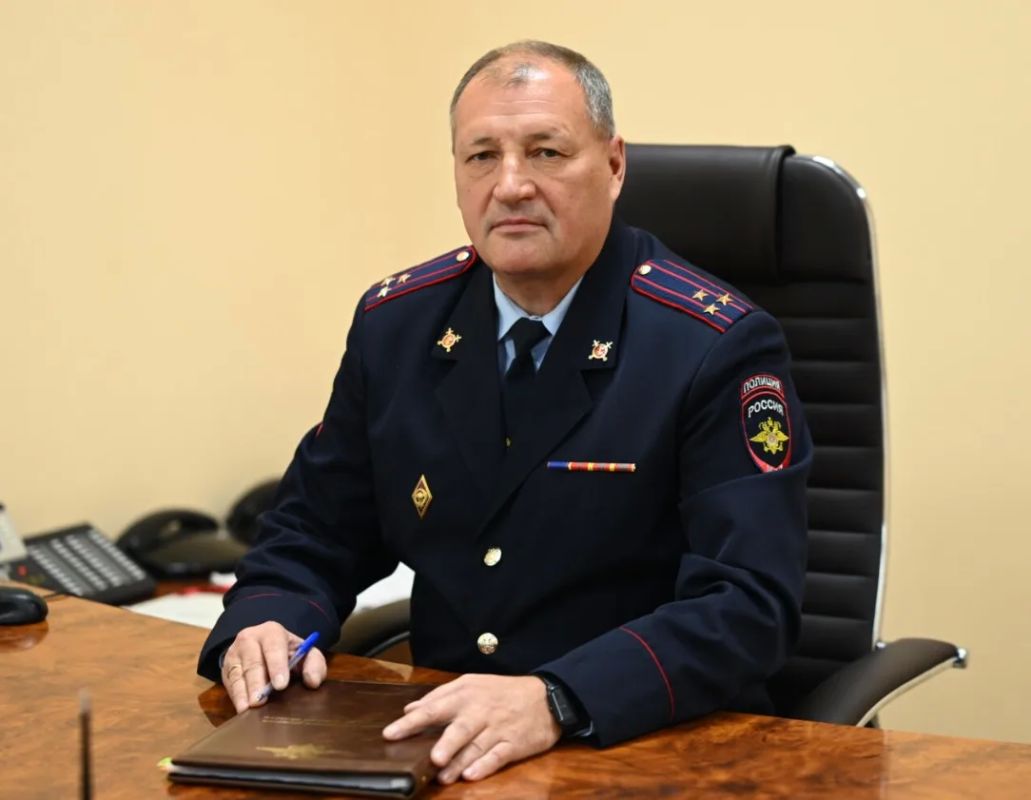 Он пришёл в уголовный розыск в 1991 году, начинал оперуполномоченным в Первомайском райотделе, а сегодня полковник Виктор ГАЛКИН возглавляет Управление уголовного розыска УМВД России по Омской области