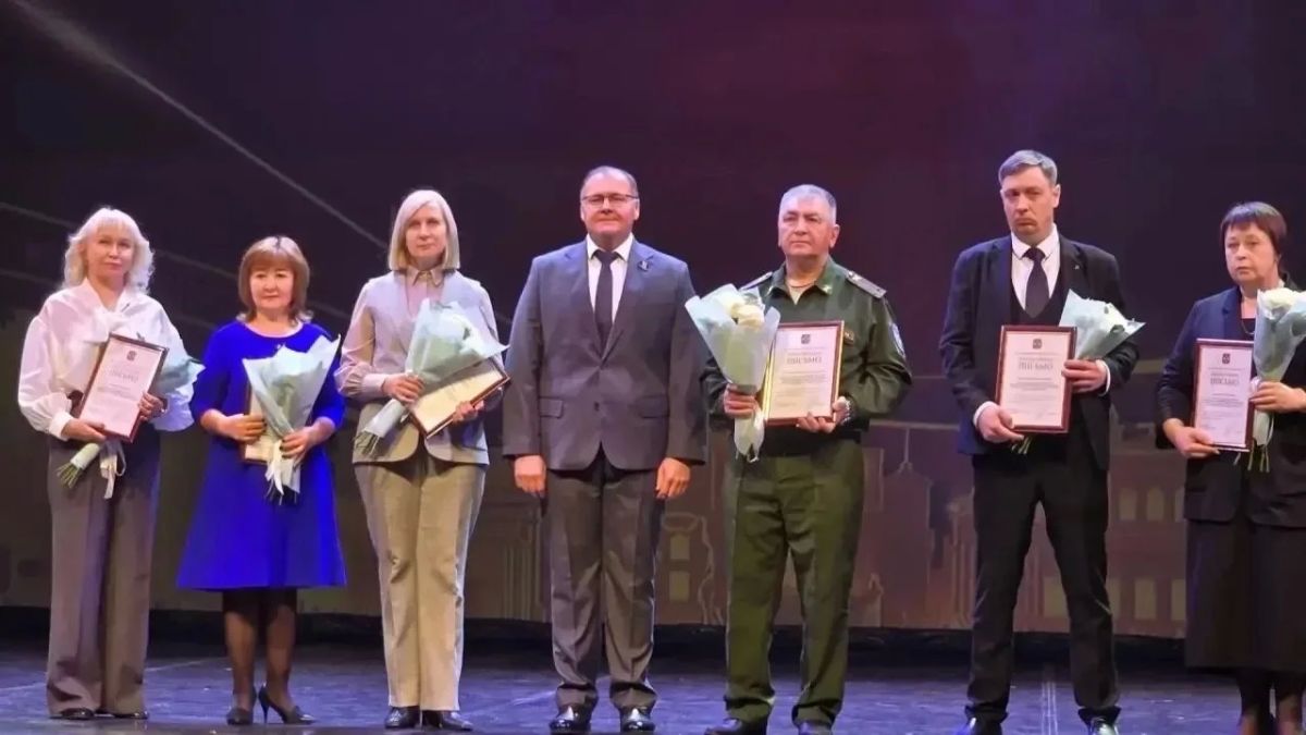 Заместитель Председателя Законодательного Собрания Павел Коренной поздравил педагогов с профессиональным праздником Заместитель Председателя Законодательного Собрания Павел Коренной поздравил педагогов с профессиональным праздником