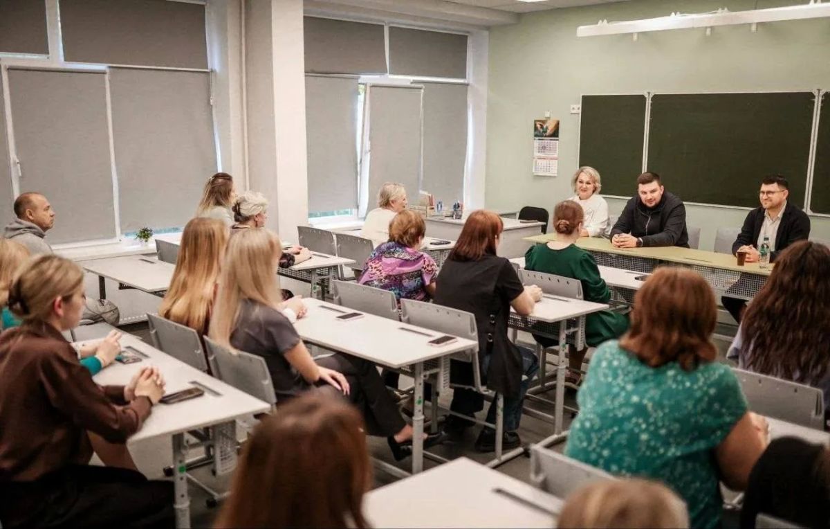 Поздравляю с Днем учителя. В этот день мы чествуем всех, кто посвящает свою жизнь преподавательской деятельности Поздравляю с Днем учителя. В этот день мы чествуем всех, кто посвящает свою жизнь преподавательской деятельности