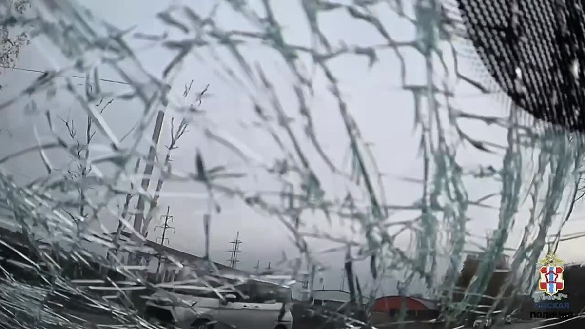 В Омске машина сбила подростка, перебегавшего дорогу в неположенном месте