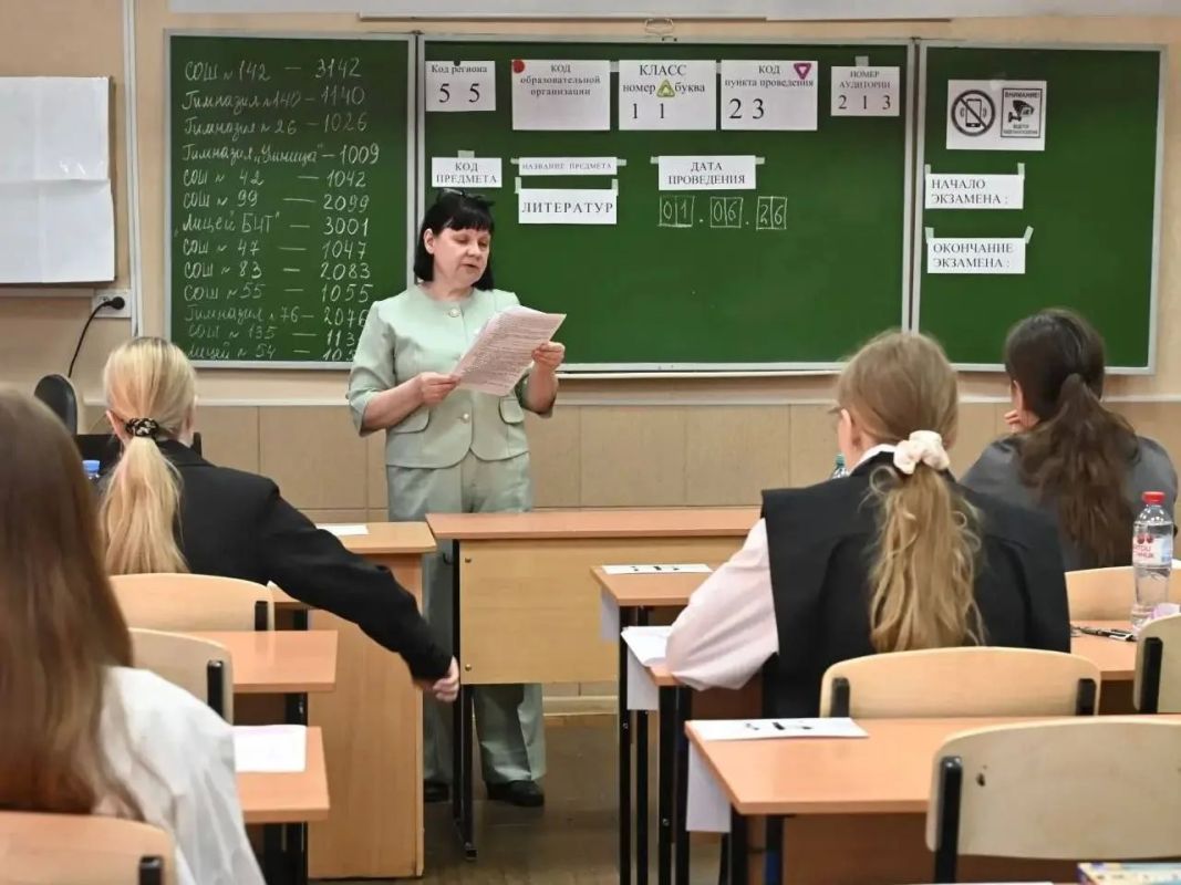 Поздравляю с Днем учителя. В этот день мы чествуем всех, кто посвящает свою жизнь преподавательской деятельности Поздравляю с Днем учителя. В этот день мы чествуем всех, кто посвящает свою жизнь преподавательской деятельности