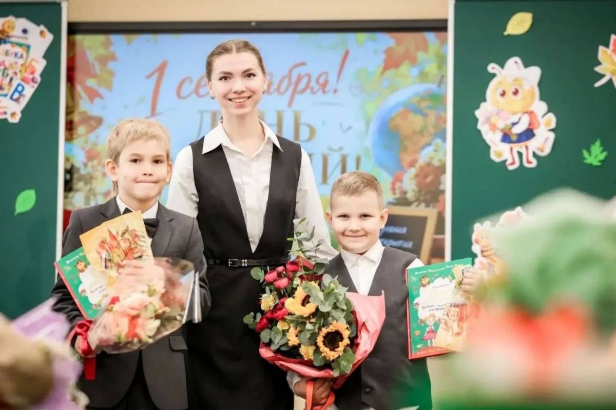 Поздравляю с Днем учителя. В этот день мы чествуем всех, кто посвящает свою жизнь преподавательской деятельности Поздравляю с Днем учителя. В этот день мы чествуем всех, кто посвящает свою жизнь преподавательской деятельности