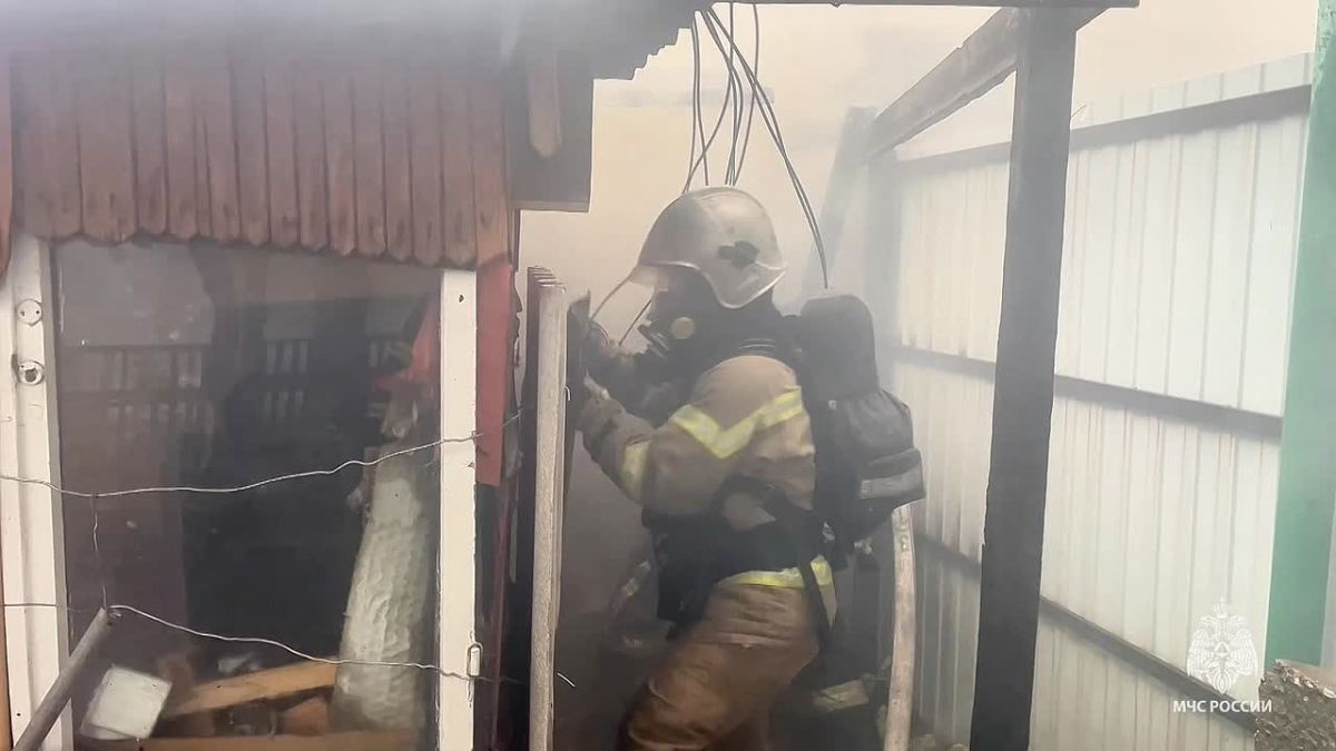 #пожарызасутки. 04 октября в 13:17 В Омском районе в Дружинском сельском поселении горел одноэтажный четырехквартирный дом и дровник