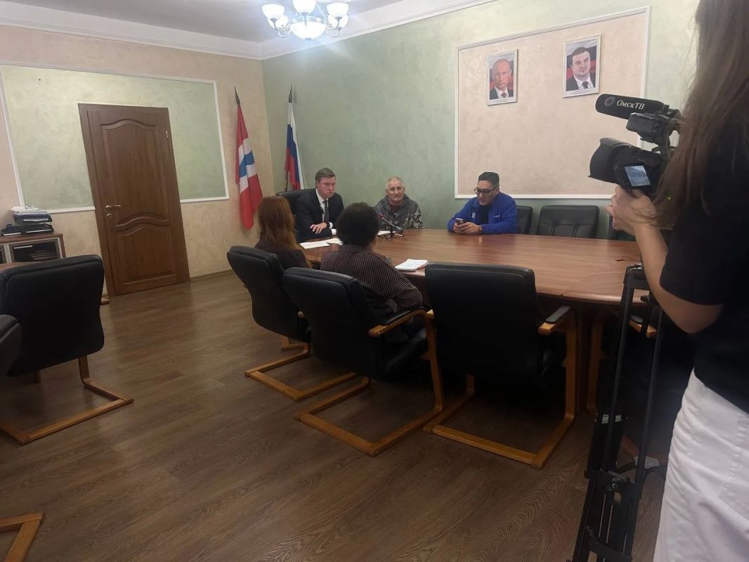 Сегодня Министр природных ресурсов и экологии Омской области Евгений Ковтун пообщался с журналистами и ответил на вопросы, связанные с численностью бурого медведя на территории Омской области, его добычей и мерами по... Сегодня Министр природных ресурсов и экологии Омской области Евгений Ковтун пообщался с журналистами и ответил на вопросы, связанные с численностью бурого медведя на территории Омской области, его добычей и мерами по...