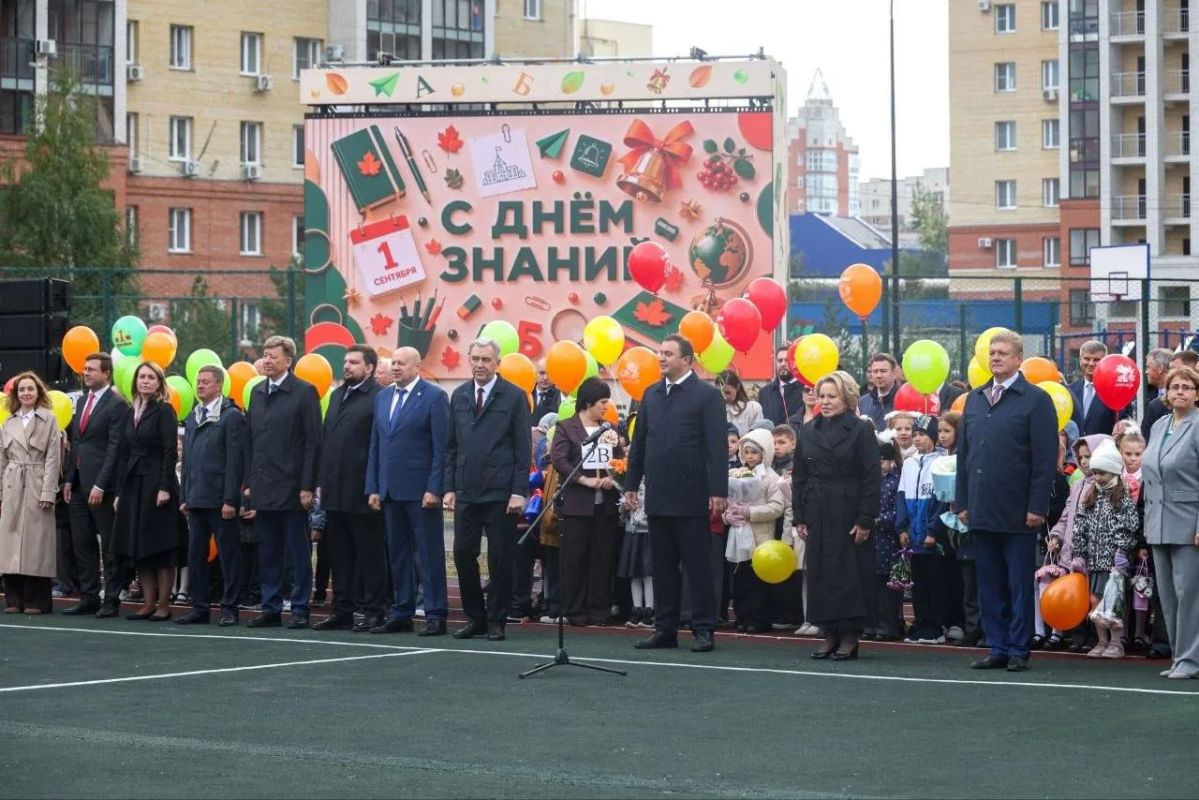 Поздравляю с Днем учителя. В этот день мы чествуем всех, кто посвящает свою жизнь преподавательской деятельности Поздравляю с Днем учителя. В этот день мы чествуем всех, кто посвящает свою жизнь преподавательской деятельности